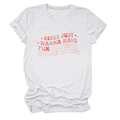 Détail d'un t-shirt blanc en coton avec slogan coloré imprimé sur la poitrine - Blanc