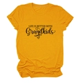 Primo piano t-shirt in cotone giallo con scritta nera Life is Better with Grandkids - S / Giallo Senape (Carattere Nero)