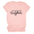 Détail du t-shirt rose en coton avec l'inscription Life is Better With Grandkids - S / Rose (Texte Noir)