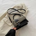 Sac bandoulière noir avec rabat texture crocodile dorée et bandoulière réglable - Noir
