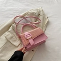 Sac bandoulière rose avec rabat à texture crocodile et finition cuir lisse - Rose