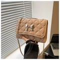 Dettaglio borsa a tracolla trapuntata beige con fiocco argento e cinturino a catena - Cachi