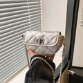 Mini borsa a sella argento con trapuntatura a rombi e tracolla a catena - Argento