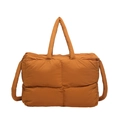 Borsa tote trapuntata color caramello con manici imbottiti e design invernale soffice - Marrone