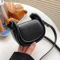 Mini borsa a tracolla nera in pelle per bambini con cinturino in un elegante caffè - Nero