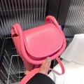 Mini borsa a tracolla fucsia per bambini in pelle PU lucida con design imbottito moderno - Rosa Rossa