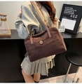 Détail du sac cabas vintage en daim marron foncé avec bouton dans un décor de café chic - Café (Avec Pendentif)