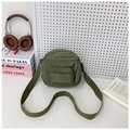 Detalle del bolso bandolera redondo de pana verde militar con cremallera tejida - Verde