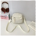 Detalle de bolso bandolera de pana blanco roto con bolsillo frontal y tirador de cremallera - Blanco