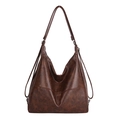 Bolso tote vintage de cuero PU marrón con corte en V y correa ajustable sobre fondo blanco - Café sin Colgante