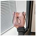 Vue détaillée du mini sac bandoulière rose en nylon avec poche à cordon et fermoir à pression - Rose