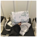 Detail van witte schoudertas met groene vlinderprints en goudkleurige metalen sluiting - Groen