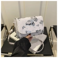 Detail van witte PU-leren crossbodytas met blauwe vlinderprint en gouden metalen gespen - Grijs