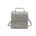 Silberner Metallic-Rucksack mit Griff und fünf dekorativen Schmetterlingen aus Metall - Silber