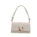 Sac à bandoulière blanc ivoire avec gaufrage crocodile et boucle dorée en U - Blanc