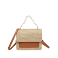 Borsa estiva in paglia con manico di perle e patta in pelle marrone con tracolla - Marrone