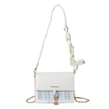 Bolso bandolera de tweed azul y blanco con pañuelo de seda y colgante dorado - Blanco + Pañuelo de Satén