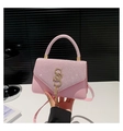 Détail du sac à main rose en strass avec boucle SS dorée et breloque à pompon élégante - Rose