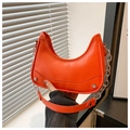 Detalle del bolso de luna naranja con cadena plateada y remaches metálicos de cuero PU - Naranja