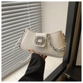 Dettaglio borsa in pelle bianca con fibbia di lusso in strass e tracolla a catena argento - Bianco