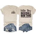 Vorder- und Rückseite des Baseball Mom T-Shirts mit Herzgrafik und Denim-Shorts im Used-Look - S / Sandfarben (Schwarze Schrift)