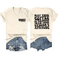 Dettaglio fronte e retro della maglietta con scollo a V e pantaloncini di jeans - S / Sabbia (Carattere Nero)