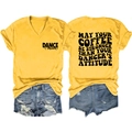 T-shirt gialla con scollo a V e scritta DANCE mom abbinata a shorts di jeans - S / Giallo (Font Nero)