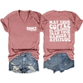 Détail de t-shirt rose à col en V avec slogan au dos et short en jean déchiré - Or Rose (Police Blanche)