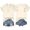 Dettaglio della maglietta con scollo a V e stampa con pantaloncini in denim usurati - S / Sabbia