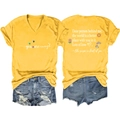 Dettaglio della maglietta gialla con scollo a V e testo con pantaloncini di jeans denim - S / Giallo
