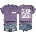 Détails avant et arrière du t-shirt violet col V avec imprimé et short en jean - Violet (Police Blanche)
