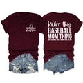 Vue avant et arrière du t-shirt bordeaux Baseball Mom avec motif cœur et citations - Rouge Vin (Police Blanche)