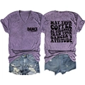 Détail du t-shirt violet col V avec texte 'DANCE mom' et short en jean déchiré assorti - Violet (Police Noire)
