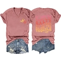Détail du t-shirt à col en V avec imprimé tequila vintage et short en jean vieilli - Or rose