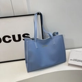 Cabas minimaliste en cuir PU bleu clair avec coutures contrastées blanches et anses longues - Bleu