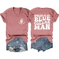 Détail du t-shirt rose col en V avec imprimé au dos et short en jean déchiré pour femme - Or Rose (Police Blanche)