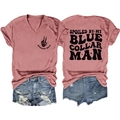 Détail du dos d'un t-shirt rose col V imprimé avec un short en jean bleu délavé - Or Rose (Texte Noir)