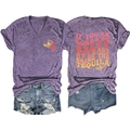 Détail du t-shirt violet à col en V avec texte artistique et short en jean vieilli - Violet