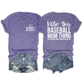 Détails avant et arrière du t-shirt violet Baseball Mom avec citations de sport - Violet (Police Blanche)
