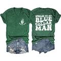 Vue détaillée avant et arrière d'un t-shirt à col en V vert foncé avec imprimé blanc - Vert Rétro (Police Blanche)