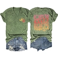 Détail du dos d'un t-shirt col V vert olive avec imprimé coloré et short en jean usé - Vert olive