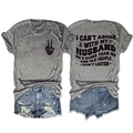 Détail d'un t-shirt gris à message au dos et d'un short en jean bleu délavé et troué - S / Gris foncé (Impression noire)