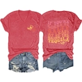 T-shirt rouge à col en V avec texte imprimé et short en jean vieilli posé à plat - Rouge