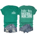 Détail à plat du t-shirt vert Baseball Mom et du short en jean délavé - Vert Foncé (Police Blanche)