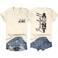 Vista fronte e retro della maglietta con scollo a V Baseball Aunt e pantaloncini denim - S / Sabbia (Carattere Nero)