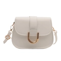Elegante borsa a sella in pelle bianca con fibbia metallica dorata a forma di U - Bianco