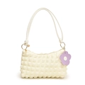Borsa a spalla bianco crema testurizzata con ciondolo a fiore e tracolla sottile - Bianco