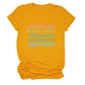 Dettaglio della stampa Read Books Drink Coffee su una t-shirt senape a girocollo - S / Giallo Senape (Grafica)