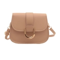 Borsa a tracolla beige chic con fibbia a U dorata su sfondo bianco, stile a sella - Cachi
