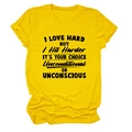 Détail de près du T-shirt jaune à col rond avec slogan noir imprimé et texture du tissu - Jaune (Police Noire)